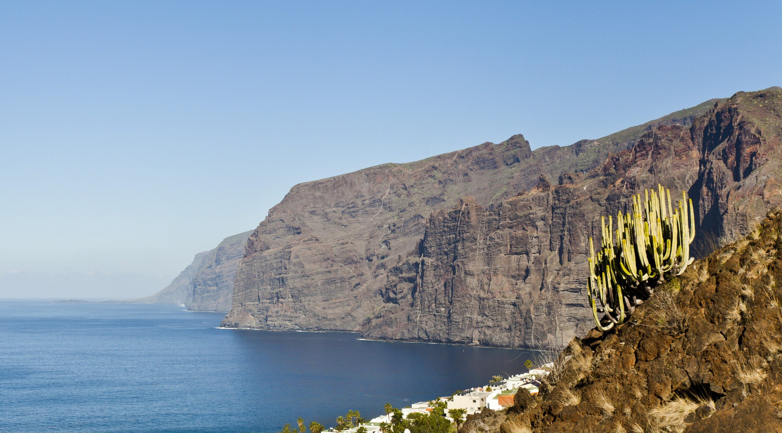 Los Gigantes klippväggar som reser sig ur Atlanten på Teneriffas västkust
