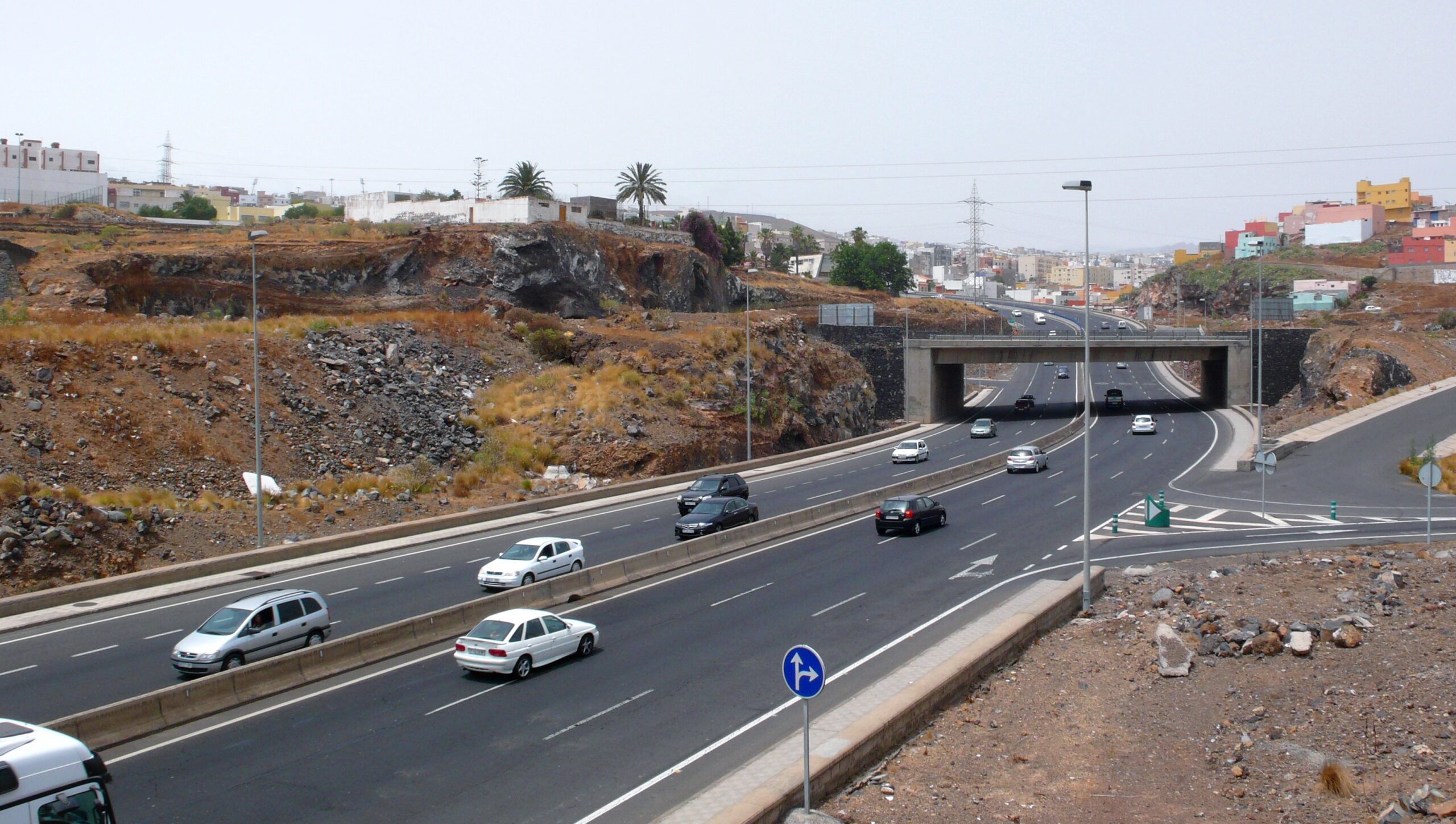 Motorväg på Teneriffa med berg i bakgrunden