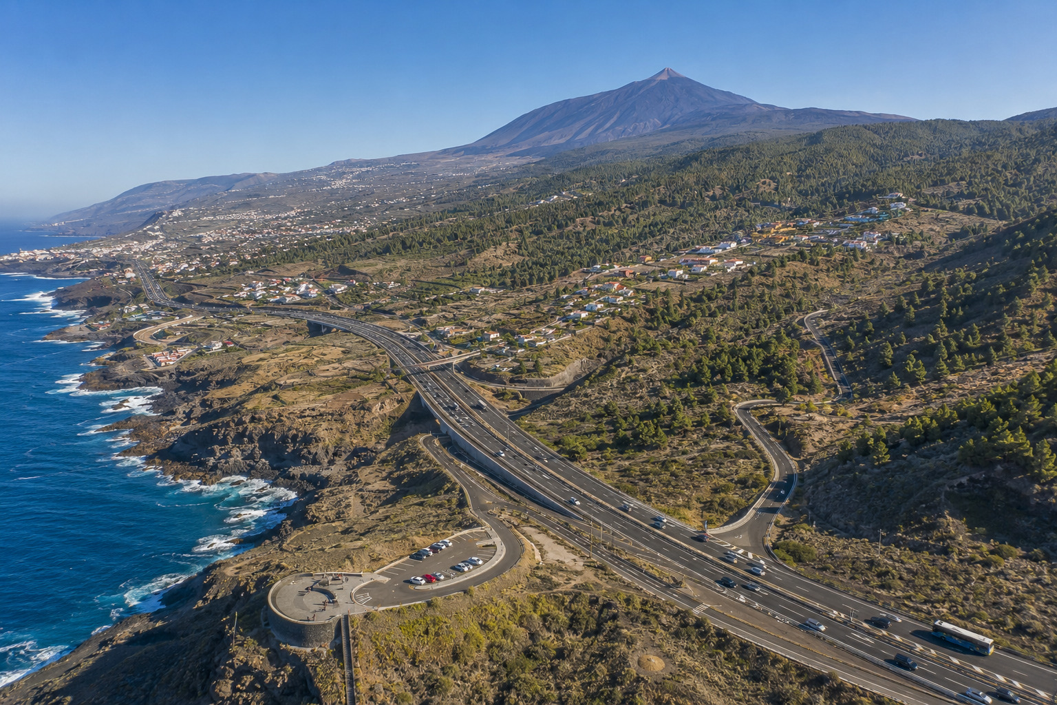 Mount Teide – Spaniens högsta berg och vulkan på Teneriffa med snötäckt topp