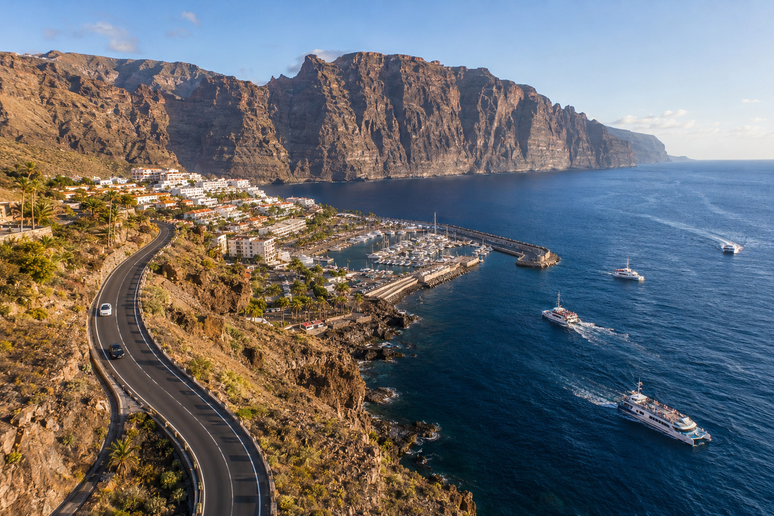 Los Gigantes kustvag och hamn